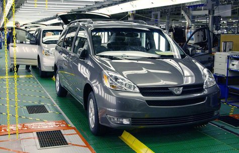 2004 Toyota Sienna minivans roll off the assembly line February 24, 2003 at Toyota's in Princeton, Indiana assembly plant. REUTERS/John C. H 2004 Toyota Sienna minivans roll off the assembly line February 24, 2003 at Toyota's in Princeton, Indiana assembly plant. REUTERS/John C. H