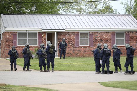 Federal officials stand outside the house of Paul Kevin Curtis while searching for evidence in Corinth, Mississippi April 18, 2013. REUTERS/ Federal officials stand outside the house of Paul Kevin Curtis while searching for evidence in Corinth, Mississippi April 18, 2013. REUTERS/