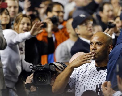 New York Yankees relief pitcher Mariano Rivera blows a kiss to the crowd as they applaud him as he leaves the game with the Tampa Bay Rays i New York Yankees relief pitcher Mariano Rivera blows a kiss to the crowd as they applaud him as he leaves the game with the Tampa Bay Rays i