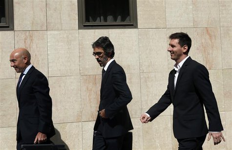 Barcelona's soccer player Lionel Messi (R) leaves after answering charges of tax evasion in a court in Gava September 27, 2013. REUTERS/Albe Barcelona's soccer player Lionel Messi (R) leaves after answering charges of tax evasion in a court in Gava September 27, 2013. REUTERS/Albe