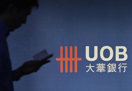 A man passes a logo of United Overseas Bank in the central business district in Singapore, April 29, 2013. REUTERS/Edgar Su A man passes a logo of United Overseas Bank in the central business district in Singapore, April 29, 2013. REUTERS/Edgar Su