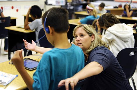 Fourth grade teacher Alicia Schoenborn works with a student at Mahnomen Elementary School in Mahnomen, Minnesota September 26, 2013. REUTERS Fourth grade teacher Alicia Schoenborn works with a student at Mahnomen Elementary School in Mahnomen, Minnesota September 26, 2013. REUTERS