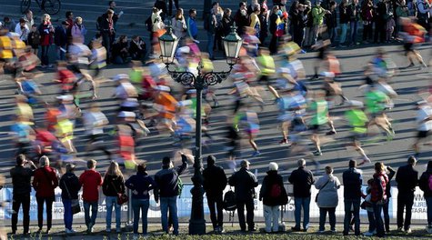 Spectators watch as runners compete in the 40th Berlin marathon, September 29, 2013. REUTERS/Tobias Schwarz Spectators watch as runners compete in the 40th Berlin marathon, September 29, 2013. REUTERS/Tobias Schwarz