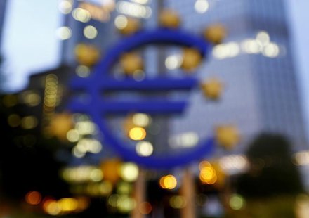 The euro sign landmark is seen outside the headquarters of the European Central Bank (ECB) in Frankfurt September, 2013. REUTERS/Kai Pfaffen The euro sign landmark is seen outside the headquarters of the European Central Bank (ECB) in Frankfurt September, 2013. REUTERS/Kai Pfaffen