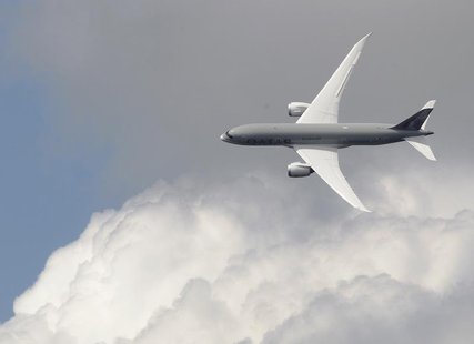 A Boeing 787 Dreamliner, owned by Qatar Airways, performs a display flight at the Farnborough Airshow 2012 in southern England July 10, 2012 A Boeing 787 Dreamliner, owned by Qatar Airways, performs a display flight at the Farnborough Airshow 2012 in southern England July 10, 2012