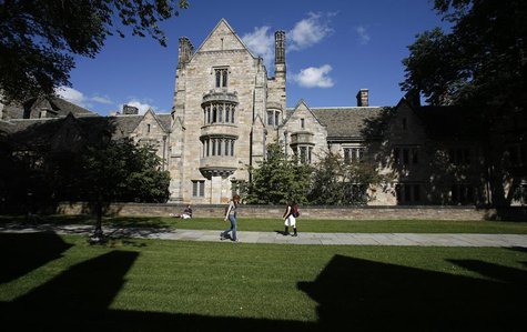 Students walk on the campus of Yale University in New Haven, Connecticut, October 7, 2009. REUTERS/Shannon Stapleton Students walk on the campus of Yale University in New Haven, Connecticut, October 7, 2009. REUTERS/Shannon Stapleton