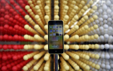 Apple's new iPhone 5C is displayed at an Apple shop in Tokyo's Ginza shopping district, September 20, 2013. REUTERS/Yuya Shino Apple's new iPhone 5C is displayed at an Apple shop in Tokyo's Ginza shopping district, September 20, 2013. REUTERS/Yuya Shino