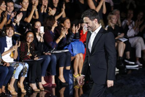 U.S. designer Marc Jacobs appears at the end of his Spring/Summer 2014 women's ready-to-wear fashion show for French fashion house Louis Vui U.S. designer Marc Jacobs appears at the end of his Spring/Summer 2014 women's ready-to-wear fashion show for French fashion house Louis Vui