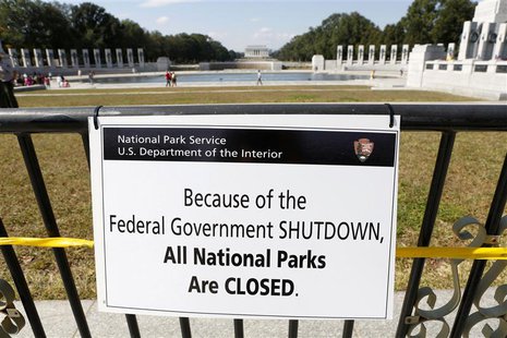 A closure sign is seen on a barricade at the World War Two Memorial in Washington October 1, 2013. REUTERS/Kevin Lamarque A closure sign is seen on a barricade at the World War Two Memorial in Washington October 1, 2013. REUTERS/Kevin Lamarque