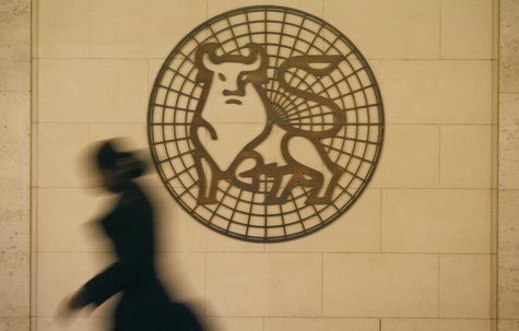 A woman walks past the Merrill Lynch logo outside their offices in the City of London March 6, 2009. REUTERS/Andrew Winning A woman walks past the Merrill Lynch logo outside their offices in the City of London March 6, 2009. REUTERS/Andrew Winning