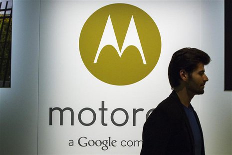 A man walks past a Motorola logo at a launch event for Motorola's new Moto X phone in New York, August 1, 2013. REUTERS/Lucas Jackson A man walks past a Motorola logo at a launch event for Motorola's new Moto X phone in New York, August 1, 2013. REUTERS/Lucas Jackson