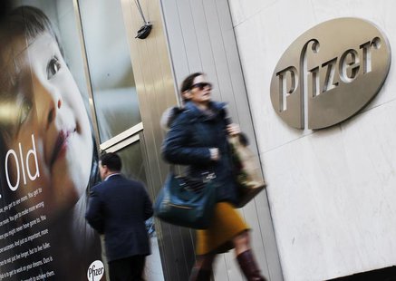 People walk past the Pfizer Inc. headquarters in New York, January 31, 2013. REUTERS/Brendan McDermid People walk past the Pfizer Inc. headquarters in New York, January 31, 2013. REUTERS/Brendan McDermid