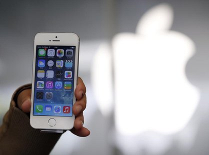 A woman holds her new Apple iPhone 5S after buying it at an Apple Store at Tokyo's Ginza shopping district September 20, 2013. REUTERS/Toru A woman holds her new Apple iPhone 5S after buying it at an Apple Store at Tokyo's Ginza shopping district September 20, 2013. REUTERS/Toru