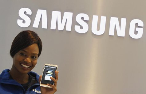 A Samsung employee holds a mobile phone at a Samsung display store in Johannesburg, October 3, 2013. REUTERS/Siphiwe Sibeko A Samsung employee holds a mobile phone at a Samsung display store in Johannesburg, October 3, 2013. REUTERS/Siphiwe Sibeko
