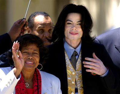 Michael Jackson departs the Santa Barbara County Courthouse with his mother Katherine (L) and father Joe (2nd L) after testimony in his chil Michael Jackson departs the Santa Barbara County Courthouse with his mother Katherine (L) and father Joe (2nd L) after testimony in his chil
