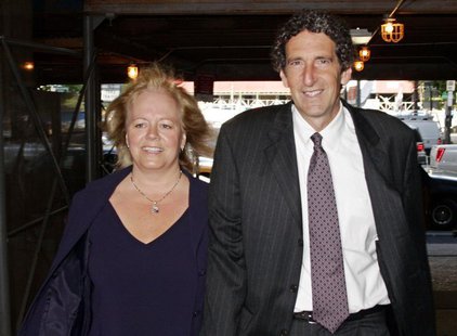 Former Tyco International CFO Mark Swartz arrives with his wife, Karen, at the State Supreme Court in New York City June 17, 2005. REUTERS/S Former Tyco International CFO Mark Swartz arrives with his wife, Karen, at the State Supreme Court in New York City June 17, 2005. REUTERS/S