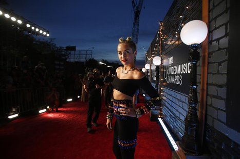 Singer Miley Cyrus arrives at the 2013 MTV Video Music Awards in New York August 25, 2013. REUTERS/Carlo Allegri Singer Miley Cyrus arrives at the 2013 MTV Video Music Awards in New York August 25, 2013. REUTERS/Carlo Allegri