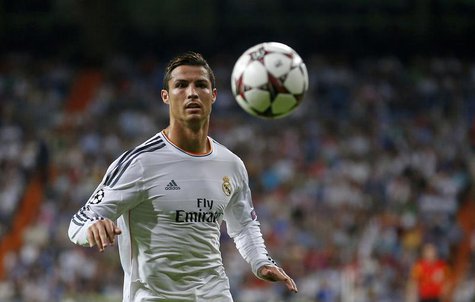 Real Madrid's Cristiano Ronaldo controls a ball during the soccer match against FC Copenhagen for the Champions League at Bernabeu stadium i Real Madrid's Cristiano Ronaldo controls a ball during the soccer match against FC Copenhagen for the Champions League at Bernabeu stadium i