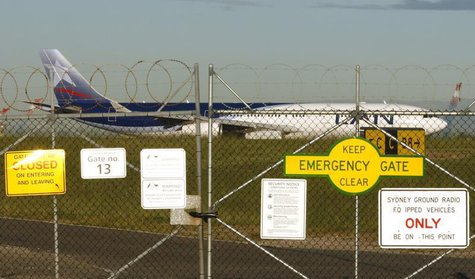 A LAN Chile passenger plane flying from Santiago lands at Sydney airport April 28, 2009. REUTERS/Tim Wimborne A LAN Chile passenger plane flying from Santiago lands at Sydney airport April 28, 2009. REUTERS/Tim Wimborne