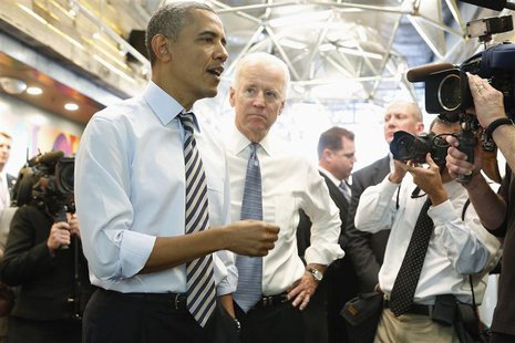U.S. President Barack Obama (L) and Vice President Joe Biden (2nd L) talk to reporters before ordering at a sandwich shop near the White Hou U.S. President Barack Obama (L) and Vice President Joe Biden (2nd L) talk to reporters before ordering at a sandwich shop near the White Hou
