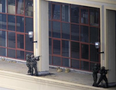 Kenya Defence Forces soldiers comb the rooftop of the Westgate shopping mall in Nairobi September 24, 2013. REUTERS/Noor Khamis Kenya Defence Forces soldiers comb the rooftop of the Westgate shopping mall in Nairobi September 24, 2013. REUTERS/Noor Khamis