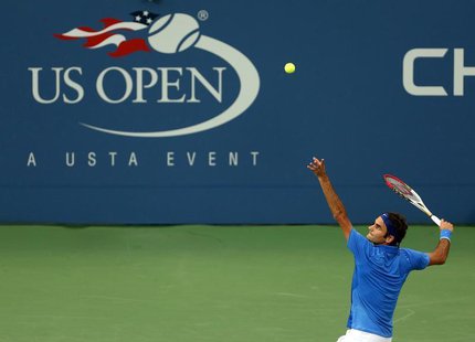 Roger Federer of Switzerland serves to Tommy Robredo of Spain at the U.S. Open tennis championships in New York September 2, 2013. REUTERS/A Roger Federer of Switzerland serves to Tommy Robredo of Spain at the U.S. Open tennis championships in New York September 2, 2013. REUTERS/A