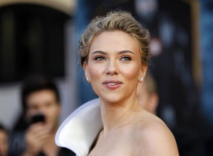 Cast member Scarlett Johansson poses at the premiere of the movie "Iron Man 2" at El Capitan theatre in Hollywood, California April 26, 2010 Cast member Scarlett Johansson poses at the premiere of the movie "Iron Man 2" at El Capitan theatre in Hollywood, California April 26, 2010
