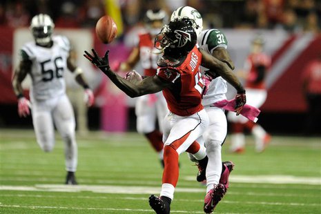 Oct 7, 2013; Atlanta, GA, USA; Atlanta Falcons wide receiver Julio Jones (11) makes a one handed catch behind New York Jets cornerback Anton Oct 7, 2013; Atlanta, GA, USA; Atlanta Falcons wide receiver Julio Jones (11) makes a one handed catch behind New York Jets cornerback Anton