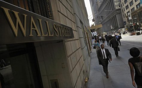 Morning commuters walk on Wall Street in New York's financial district September 5, 2013. REUTERS/Brendan McDermid Morning commuters walk on Wall Street in New York's financial district September 5, 2013. REUTERS/Brendan McDermid