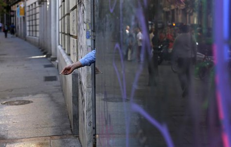 The hand of a man holding a cigarette is seen outside a store at a commercial district in central Madrid April 17, 2013. REUTERS/Susana Vera The hand of a man holding a cigarette is seen outside a store at a commercial district in central Madrid April 17, 2013. REUTERS/Susana Vera