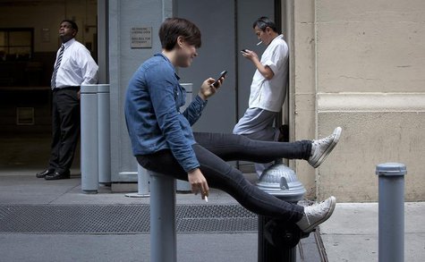 People smoke during a break outside an office building in midtown New York September 3, 2013. REUTERS/Carlo Allegri People smoke during a break outside an office building in midtown New York September 3, 2013. REUTERS/Carlo Allegri