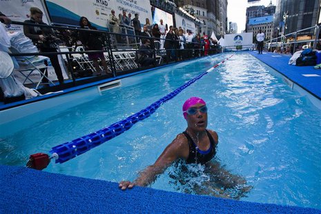 U.S. long-distance swimmer Diana Nyad takes a breath during her 48 hour continuous swim at Herald Square in New York October 8, 2013. REUTER U.S. long-distance swimmer Diana Nyad takes a breath during her 48 hour continuous swim at Herald Square in New York October 8, 2013. REUTER