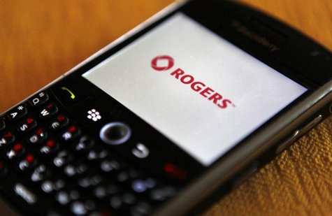A Blackberry smartphone on the Rogers wireless network is seen in Montreal, October 26, 2010. REUTERS/Shaun Best A Blackberry smartphone on the Rogers wireless network is seen in Montreal, October 26, 2010. REUTERS/Shaun Best