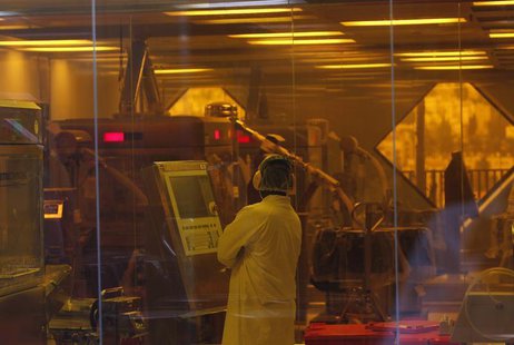 An employee of Teva Pharmaceutical Industries stands in its Jerusalem oral solid dosage plant (OSD) December 21, 2011. REUTERS/Ronen Zvulun An employee of Teva Pharmaceutical Industries stands in its Jerusalem oral solid dosage plant (OSD) December 21, 2011. REUTERS/Ronen Zvulun