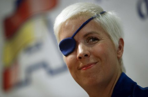 Marussia Formula One test driver Maria de Villota of Spain smiles during her news conference in Madrid October 11, 2012. REUTERS/Sergio Pere Marussia Formula One test driver Maria de Villota of Spain smiles during her news conference in Madrid October 11, 2012. REUTERS/Sergio Pere