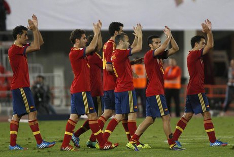Spain's players (L-R) Alvaro Arbeloa, Jorge Resurreci?n "Koke", Sergio Busquets, Andres Iniesta, Pedro Rodriguez and Xavi applaud to support Spain's players (L-R) Alvaro Arbeloa, Jorge Resurreci?n "Koke", Sergio Busquets, Andres Iniesta, Pedro Rodriguez and Xavi applaud to support