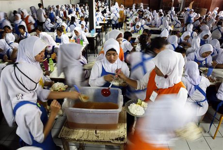 Workers take their lunch at PT Trisula Garmindo Manufacturing in Bandung, West Java province September 17, 2013. REUTERS/Beawiharta \ Workers take their lunch at PT Trisula Garmindo Manufacturing in Bandung, West Java province September 17, 2013. REUTERS/Beawiharta \