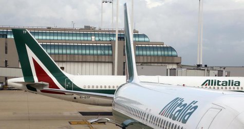 An Alitalia plane is pictured before takeoff at the Fiumicino airport in Rome October 12, 2013. REUTERS/Stefano Rellandini An Alitalia plane is pictured before takeoff at the Fiumicino airport in Rome October 12, 2013. REUTERS/Stefano Rellandini