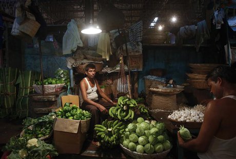 A vendor waits for customers at his stall at a wholesale food market in Mumbai October 14, 2013. REUTERS/Danish Siddiqui A vendor waits for customers at his stall at a wholesale food market in Mumbai October 14, 2013. REUTERS/Danish Siddiqui