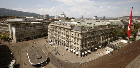 A general view shows the headquarters of Swiss bank Credit Suisse (R) at the Paradeplatz square in Zurich July 25, 2013. REUTERS/Arnd Wiegma A general view shows the headquarters of Swiss bank Credit Suisse (R) at the Paradeplatz square in Zurich July 25, 2013. REUTERS/Arnd Wiegma
