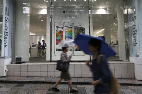 Passersby walk in front of a SoftBank Corp branch in Tokyo June 21, 2013. REUTERS/Issei Kato Passersby walk in front of a SoftBank Corp branch in Tokyo June 21, 2013. REUTERS/Issei Kato