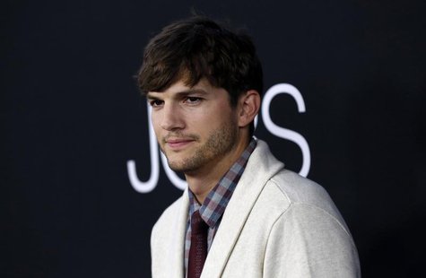 Cast member Ashton Kutcher poses at the premiere of "Jobs" in Los Angeles, California August 13, 2013. REUTERS/Mario Anzuoni Cast member Ashton Kutcher poses at the premiere of "Jobs" in Los Angeles, California August 13, 2013. REUTERS/Mario Anzuoni