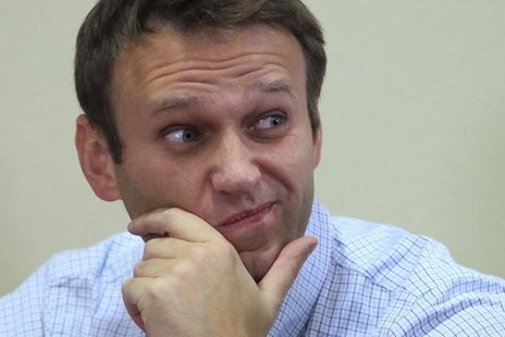Russian opposition leader Alexei Navalny looks on before a court hearing in Kirov October 16, 2013. REUTERS/Maxim Shemetov Russian opposition leader Alexei Navalny looks on before a court hearing in Kirov October 16, 2013. REUTERS/Maxim Shemetov