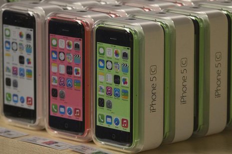 Apple iPhone 5c phones are pictured at the Apple retail store on Fifth Avenue in Manhattan, New York September 20, 2013. REUTERS/Adrees Lati Apple iPhone 5c phones are pictured at the Apple retail store on Fifth Avenue in Manhattan, New York September 20, 2013. REUTERS/Adrees Lati