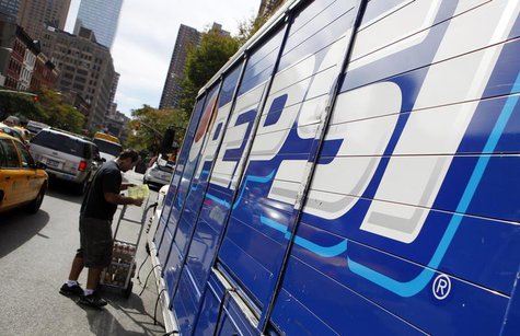 Workers unload a truck of Pepsi products in New York's Hell's Kitchen neighborhood, October 8, 2009. REUTERS/Chip East Workers unload a truck of Pepsi products in New York's Hell's Kitchen neighborhood, October 8, 2009. REUTERS/Chip East