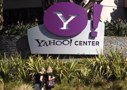 Women walk past Yahoo office in Santa Monica, California, October 3, 2007. REUTERS/Lucy Nicholson Women walk past Yahoo office in Santa Monica, California, October 3, 2007. REUTERS/Lucy Nicholson