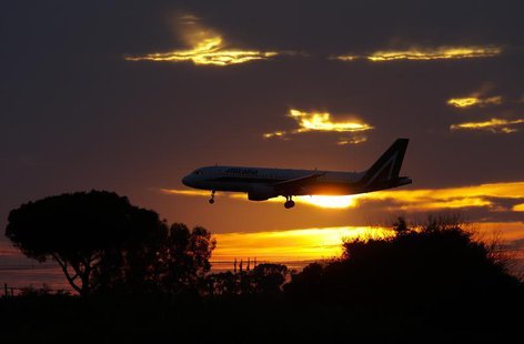 An Alitalia plane approaches to land at Fiumicino international airport in Rome October 14, 2013. REUTERS/Max Rossi An Alitalia plane approaches to land at Fiumicino international airport in Rome October 14, 2013. REUTERS/Max Rossi