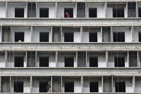 Workers labour at a construction site of new commercial building in Beijing October 17, 2013. REUTERS/Kim Kyung-Hoon Workers labour at a construction site of new commercial building in Beijing October 17, 2013. REUTERS/Kim Kyung-Hoon