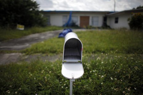 An empty mail box is seen at the front door of a foreclosed house in Miami Gardens, Florida in this September 15, 2009 file photo. REUTERS/C An empty mail box is seen at the front door of a foreclosed house in Miami Gardens, Florida in this September 15, 2009 file photo. REUTERS/C