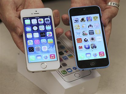 An employee shows the the front of a new Apple iPhone 5C (R) and iPhone 5 S (L) at a Verizon store in Orem, Utah September 19, 2013. REUTERS An employee shows the the front of a new Apple iPhone 5C (R) and iPhone 5 S (L) at a Verizon store in Orem, Utah September 19, 2013. REUTERS